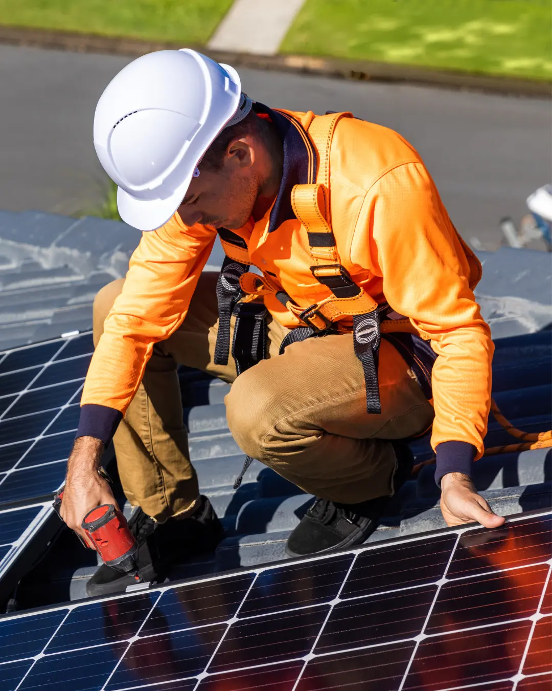 Homme en train d'installer des panneaux solaires